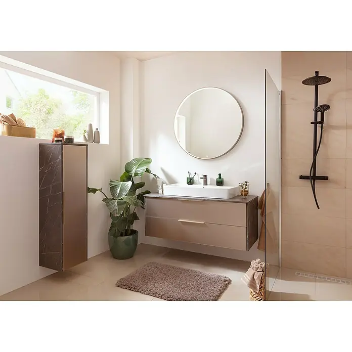 Camargue Marble Midischrank - 30 x 32,5 x 121,6 cm, Goldbronze, DIN Anschlag: Rechts - Elegantes Badezimmer mit einem modernen Waschtisch in Beige, einem runden Spiegel und einer stilvollen Duscharmatur in Schwarz.