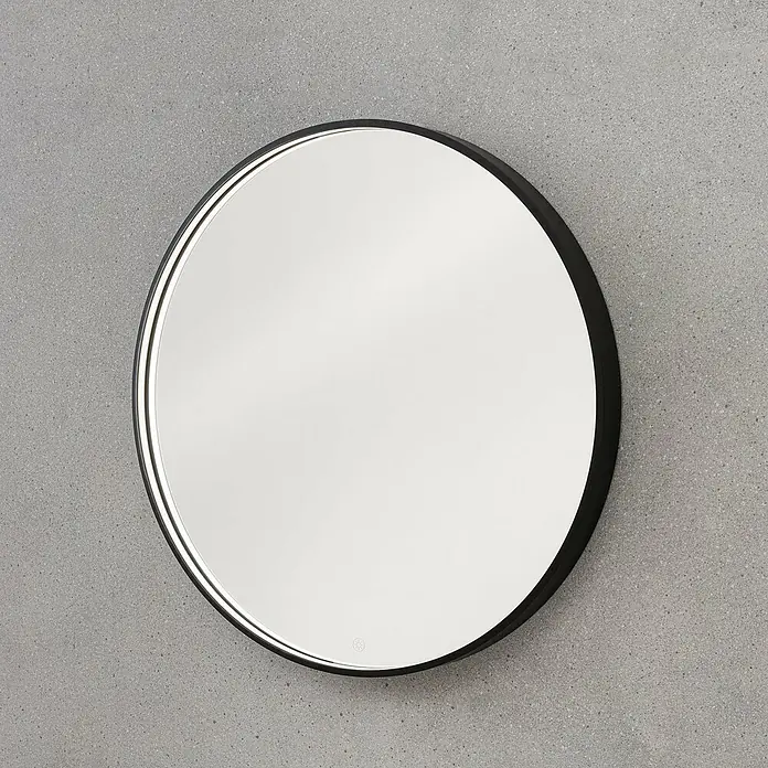 Camargue Lichtspiegel Alu - Durchmesser: 70 cm, Schwarz - Ein runder Spiegel mit einem schwarzen Rahmen hängt an einer grauen Wand. Das Design ist schlicht und modern.