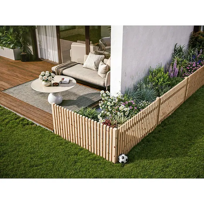 Joda Vorgartenzaun aus Douglasie/Lärche - 200 x 80 cm, Holz - Ein modernes Gartendesign mit einem stilvollen Holzzaun, der einen blühenden Gartenbereich umgibt und sich perfekt in die grüne Rasenfläche einfügt.