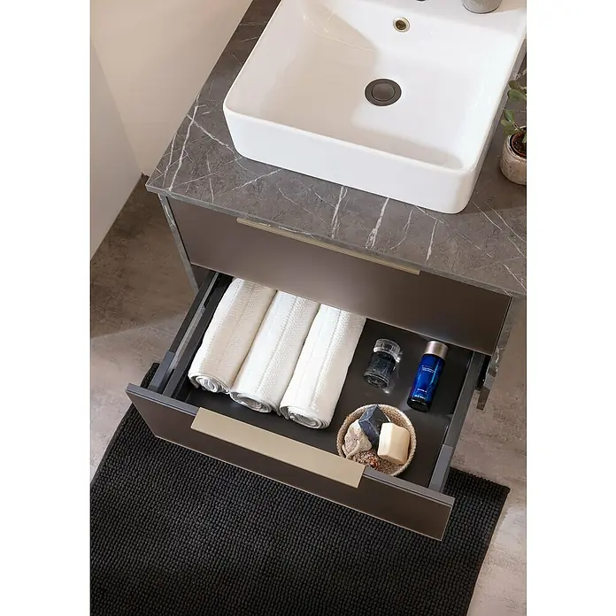 Camargue Marble Badmöbel-Set - 60 cm, Grau Marmor/Goldbronze, 3 -tlg. - Waschbeckenunterschrank mit Marmorplatte, geöffneter Schublade mit Handtüchern, Seife und Hautpflegeprodukten für das Badezimmer.