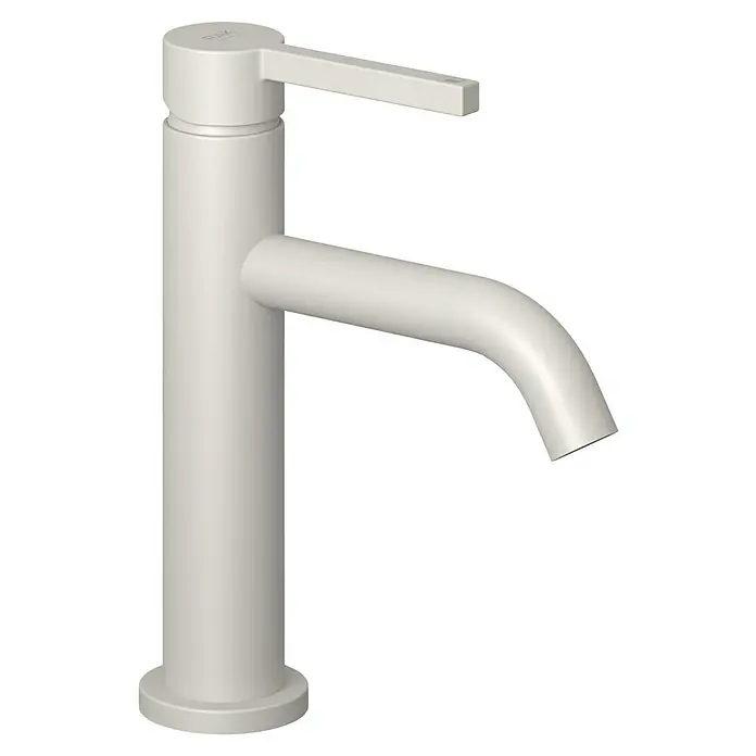 RAK Ceramics Feeling Waschtischarmatur - Light Dove, Matt, Pulverbeschichtet - Nahaufnahme einer modernen, mattweißen Armatur. Das schlichte Design und die klare Formgebung machen diese Armatur zu einem eleganten Badaccessoire.