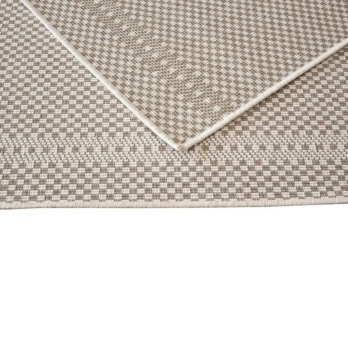 Alfombra exterior reversible Vichy - Natural, 290 x 200 cm, Polipropileno - Primer plano de una elegante alfombra tejida con un patrón cuadrado en tonos grises y beige, ideal para espacios modernos.