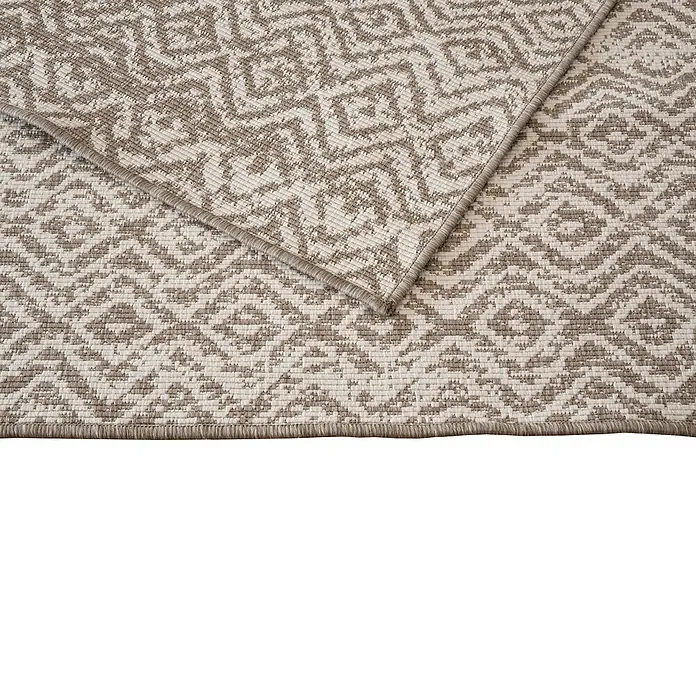 Alfombra exterior reversible Rombo - Beige, 60 x 110 cm, Polipropileno - Primer plano de una alfombra estampada en tonos neutros, que muestra una disposición geométrica y ofrece una textura suave para pisos elegantes.