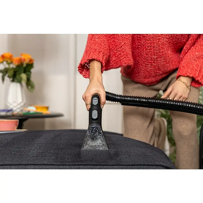 Kärcher Lava-aspirador SE 4 - 1.000 W, Volumen de recipiente: 4 l - Una persona limpia tapicería con un limpiador de alfombras portátil, eliminando manchas y suciedad.