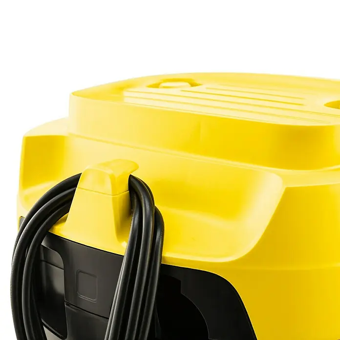 Kärcher Aspirador en seco y húmedo eléctrico WD 3 V-17/4/20 - 1.000 W, Volumen de recipiente: 17 l - Primer plano de una aspiradora Kärcher amarilla con un cable negro, parcialmente visible en la imagen.