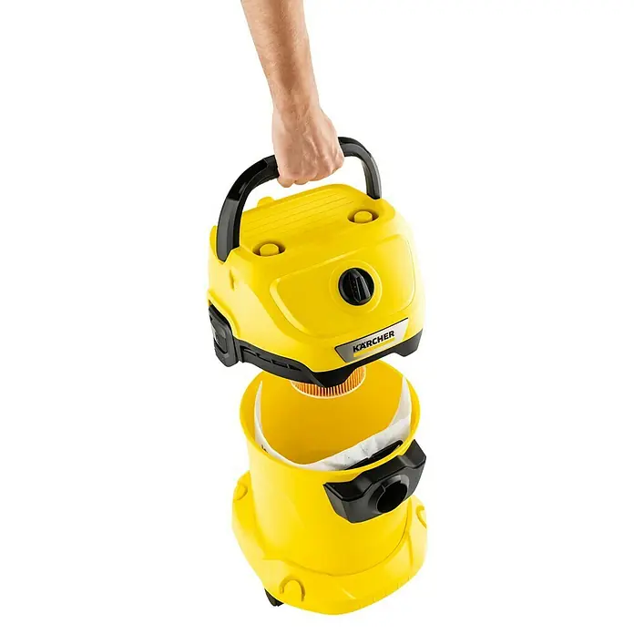 Kärcher Aspirador en seco y húmedo eléctrico WD 3 V-17/4/20 - 1.000 W, Volumen de recipiente: 17 l - Primer plano de un aspirador amarillo Kärcher para sólidos y líquidos, listo para limpiar. Es compacto y fácil de guardar.