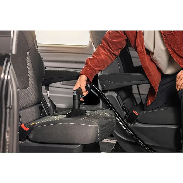 Kärcher Waschsauger SE 4 - 1.000 W, Behältervolumen: 4 l - Der tragbare Staubsauger wird zur Reinigung der Autositze verwendet und sorgt für Sauberkeit und Ordnung im Fahrzeuginnenraum.