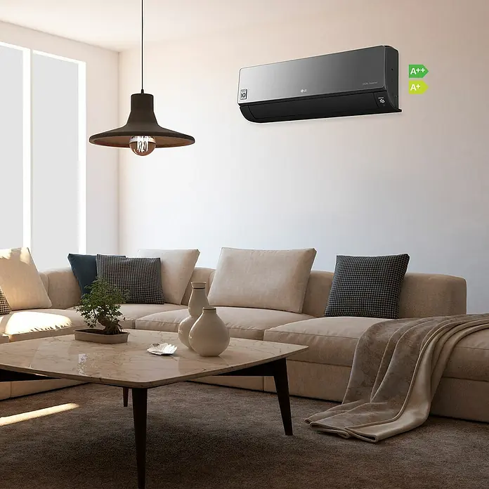 LG Aire acondicionado Inverter Mirror + Instalación - 3.500 W, 3.500 W, 25 m², Blanco - Elegante salón con un moderno aire acondicionado LG Dual Inverter en la pared, que garantiza un confort óptimo.