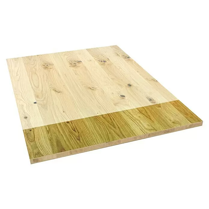 3-Schichtplatte Wildeiche massiv - Eiche, 900 x 600 x 20 mm - Holzplatte, halb naturbelassenes helles Holz, halb gelbgrün gebeizt, zur Demonstration von Oberflächenoptionen.