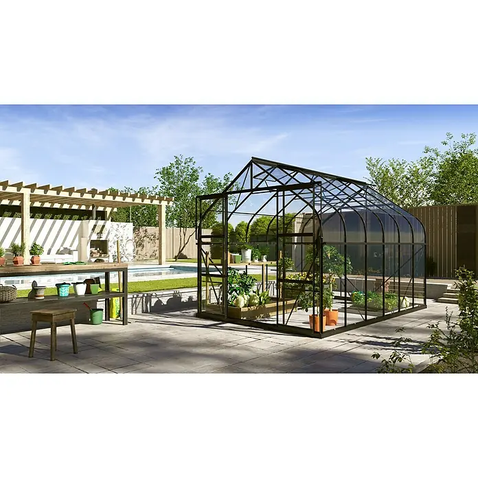 Vitavia Gewächshaus Dione 9900 - Außenmaß inkl. Dachüberstand (B x T): 263,5 x 383 cm, 3 mm, Schwarz - Das Bild zeigt ein geräumiges Gewächshaus mit Pflanzen, umgeben von einem gepflasterten Bereich und Gartenlandschaft.