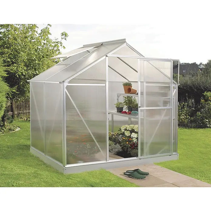 Vitavia Gewächshaus Eos 3100 - Außenmaß inkl. Dachüberstand (B x T): 197,7 x 155 cm, 4 mm, Aluminium - Bild eines Gewächshauses aus Aluminium und Polycarbonat im Garten mit Pflanzen auf Regalen.