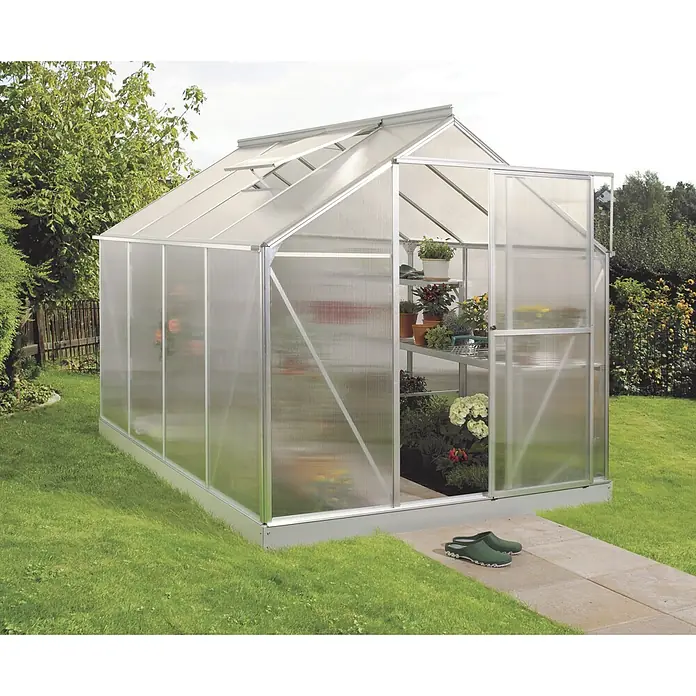 Vitavia Gewächshaus Eos 6000 - Außenmaß inkl. Dachüberstand (B x T): 197,7 x 304 cm, 4 mm, Aluminium - Ein geräumiges Gewächshaus mit Regalen voller Pflanzen, umgeben von einem grünen Garten und einem gepflasterten Weg.