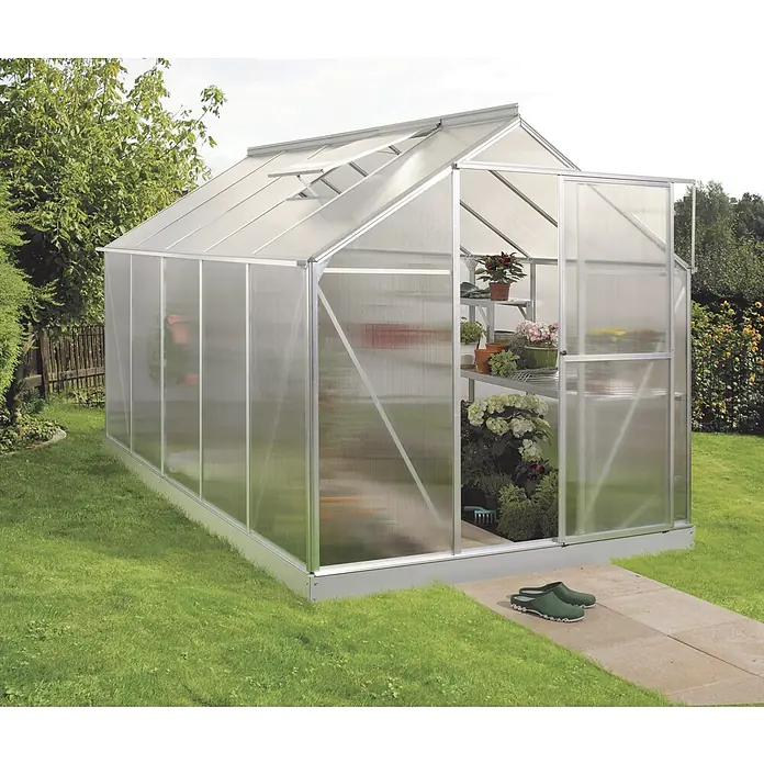 Vitavia Gewächshaus Eos 7500 - Außenmaß inkl. Dachüberstand (B x T): 197,7 x 377 cm, 4 mm, Aluminium - Freistehendes Gewächshaus mit Pflanzenregalen und geöffneter Tür, umgeben von gepflegtem Rasen und einem Gehweg.