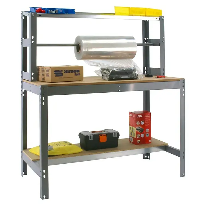 Simonrack Simonwork Werkbank BT4 900 - L x B: 76 x 91 cm, Arbeitshöhe: 144,5 cm, Belastbarkeit: 675 kg, Grau - Produktansicht eines grauen Werkstatttisches mit zwei Ablagen, auf denen verschiedene Gegenstände wie Werkzeugkisten platziert sind.