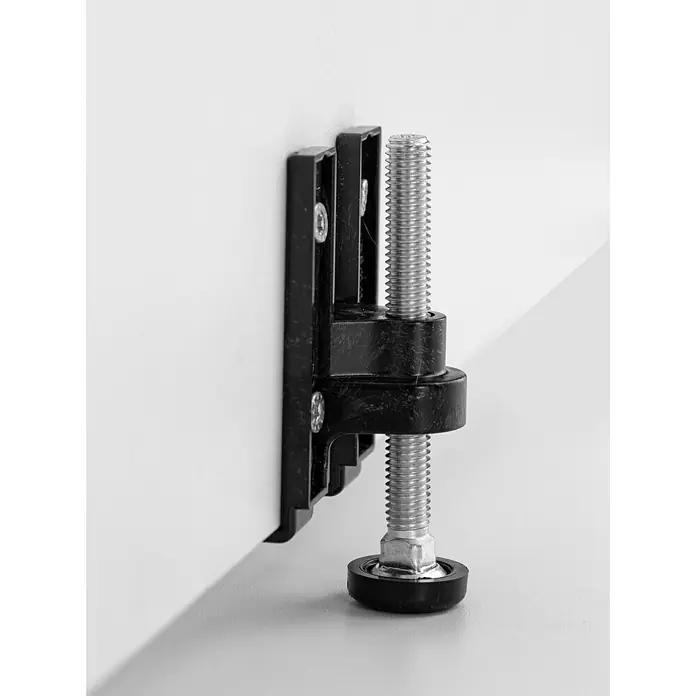 Held Möbel Küchenzeile Treviso Typ 3 - Breite: 300 cm, Weiß, Dekor Arbeitsplatte: Betonoptik, Induktionskochfeld, Mit Elektrogeräten - Nahaufnahme einer verstellbaren Möbelstellschraube mit schwarzer Halterung und Gewindebolzen zur Nivellierung von Möbeln.