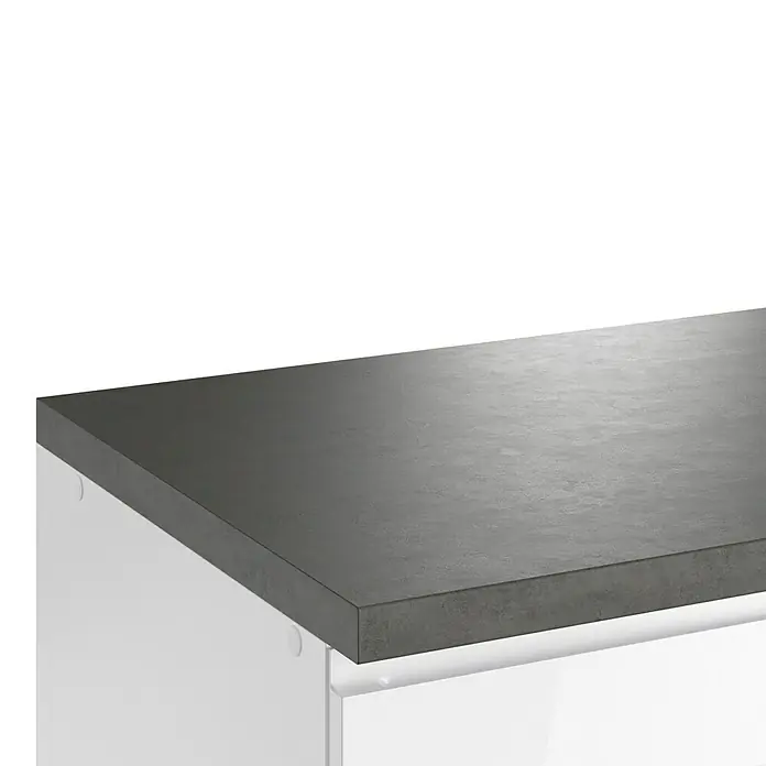 Held Möbel Küchenzeile Treviso Typ 3 - Breite: 300 cm, Weiß, Dekor Arbeitsplatte: Betonoptik, Induktionskochfeld, Mit Elektrogeräten - Nahaufnahme einer grauen Arbeitsplatte auf einem weißen Unterschrank, die die elegante und moderne Ästhetik des Möbelstücks hervorhebt.