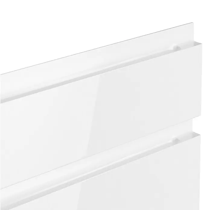 Held Möbel Küchenzeile Treviso Typ 3 - Breite: 300 cm, Weiß, Dekor Arbeitsplatte: Betonoptik, Induktionskochfeld, Mit Elektrogeräten - Detailaufnahme einer weißen, glänzenden Kommode mit Schubladen und minimalistischem Design.