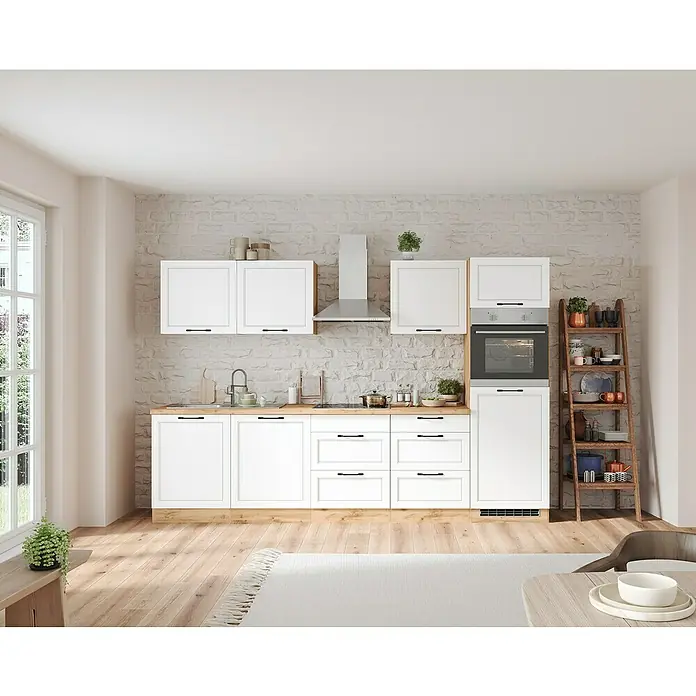 Held Möbel Küchenzeile Padua Typ 1 - Breite: 300 cm, Weiß, Induktionskochfeld, Mit Elektrogeräten - Eine moderne Küche mit weißen Schränken, einer hölzernen Arbeitsplatte und einem stilvollen Regal. Perfekt für kulinarische Kreativität.