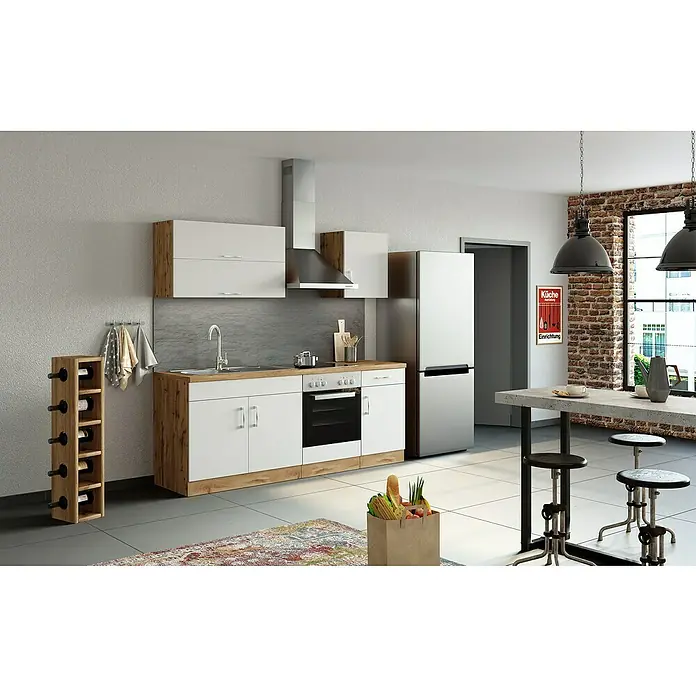 Held Möbel Küchenleerblock - Breite: 210 cm, Weiß, Farbe Korpus: Wotaneiche, Ohne Elektrogeräte - Helle Küche mit modernen weißen Schränken, Holzelementen und Weinflaschenregal. Ein stilvolles Küchendesign mit Esstisch und Stühlen.