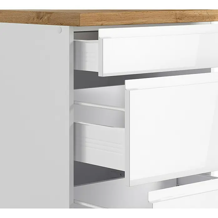 Held Möbel Küchenleerblock Treviso Typ 2 - Breite: 300 cm, Weiß, Farbe Arbeitsplatte: Wotaneiche, Ohne Elektrogeräte - Detailaufnahme eines weißen Schranks mit offenen Schubladen und einer Holzplatte, der Stauraum und modernes Design vereint.