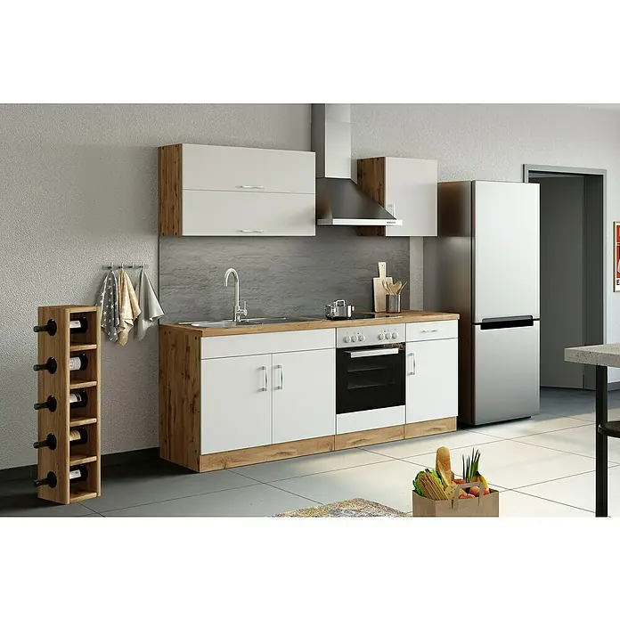 Held Möbel Küchenzeile Barolo Typ 1 - Breite: 210 cm, Weiß, Farbe Korpus: Wotaneiche, Mit Elektrogeräten - Helle Küche mit weißen Schränken und Holzakzenten, inklusive Kühlschrank, Spüle und Weinflaschenregal für ein stilvolles Küchendesign.