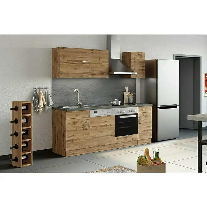 Held Möbel Küchenleerblock Barolo Typ 2 - Breite: 210 cm, Wotaneiche, Farbe Korpus: Wotaneiche, Ohne Elektrogeräte - Eine moderne Küche mit Holzschränken, einem Edelstahlkühlschrank und einem Weinregal aus Holz. Die Küche ist hell und freundlich gestaltet.