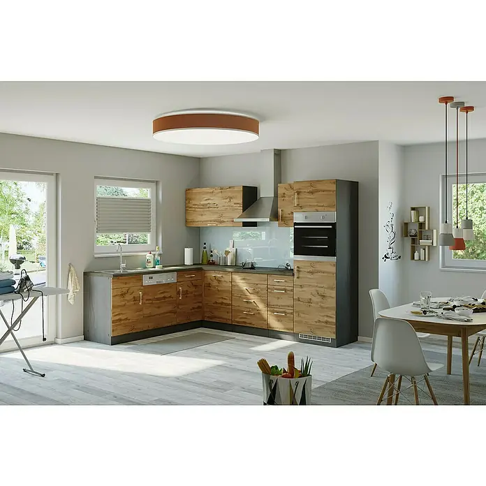 Held Möbel Winkelküche Barolo Typ 4 - B x T: 210 x 270 cm, Farbe Front: Wotaneiche, Anthrazit, Mit Elektrogeräten - Ein modernes Küchendesign mit hellen Holzakzenten und einer markanten runden Deckenleuchte, die den Raum erhellt. Klare Linien und viel Stauraum.