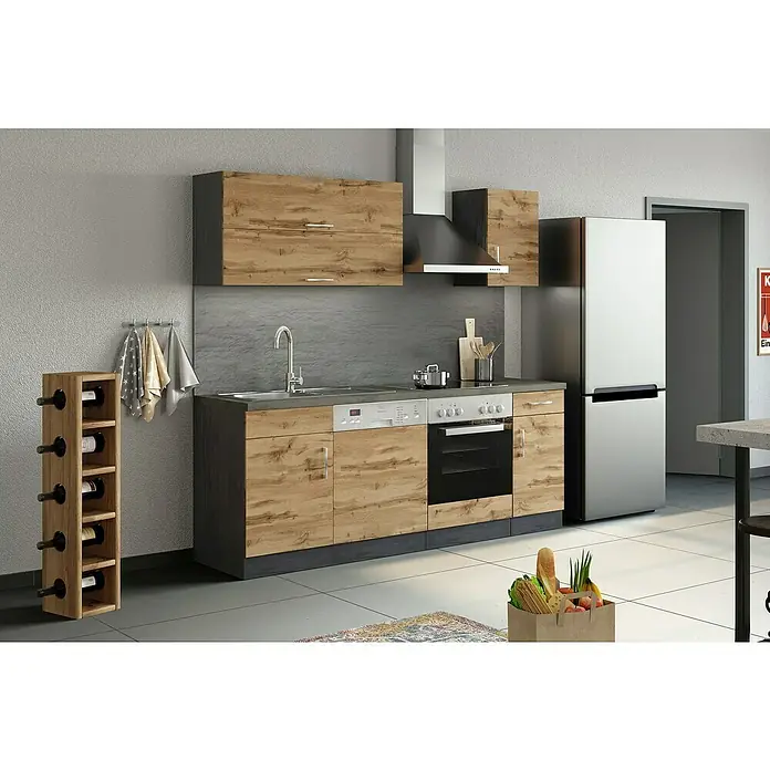Held Möbel Küchenzeile Barolo Typ 2 - Breite: 210 cm, Wotaneiche, Farbe Korpus: Graphitgrau, Mit Elektrogeräten - Küchenansicht mit Holzfronten, Spüle, Herd, Kühlschrank und Weinregal. Die Küchenschränke bieten Stauraum und schaffen eine gemütliche Atmosphäre.