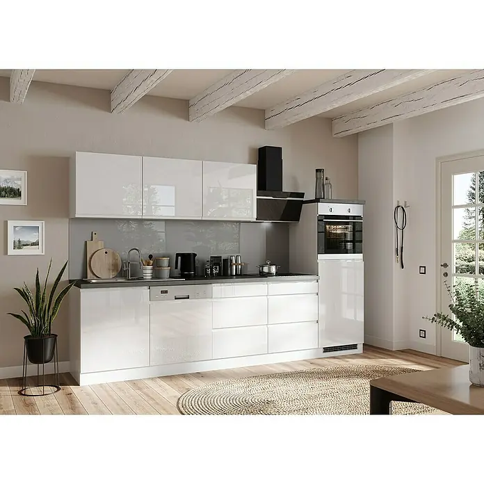 Held Möbel Küchenzeile Treviso Typ 3 - Breite: 300 cm, Weiß, Dekor Arbeitsplatte: Betonoptik, Induktionskochfeld, Mit Elektrogeräten - Eine moderne Küche mit weißen, hochglänzenden Schränken, einer schwarzen Dunstabzugshaube und Holzbalken an der Decke. Der Raum wirkt hell und einladend.