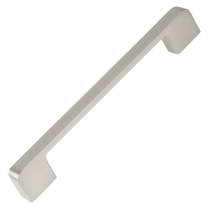 Nesu Tirador para muebles 877025 - L x An x Al: 17 x 1,1 x 2,5 cm, Acero, Acero inoxidable, Distancia entre orificios: 160 mm - Primer plano de un tirador de armario de níquel cepillado con un diseño angular moderno. Perfecto para muebles contemporáneos.