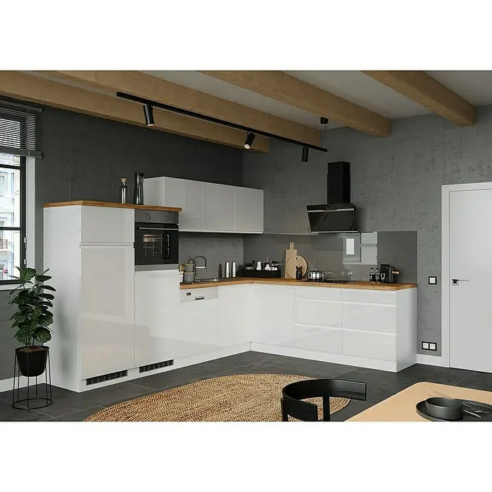 Held Möbel Winkelküche Treviso Typ 2 - B x T: 240 x 300 cm, Weiß, Dekor Arbeitsplatte: Holzoptik, Cerankochfeld, Mit Elektrogeräten - Eine moderne Küche mit weißen Schränken, Holzarbeitsplatten und Holzbalken an der Decke. Der Raum ist hell und einladend gestaltet.