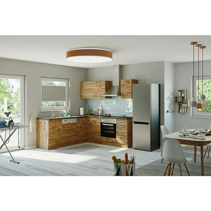 Held Möbel Winkelküche Barolo Typ 3 - B x T: 210 x 210 cm, Wotaneiche, Wotaneiche, Mit Elektrogeräten - Eine moderne Küche mit Holzschränken, Edelstahlgeräten und einer stilvollen Deckenleuchte, die eine warme Atmosphäre schafft.