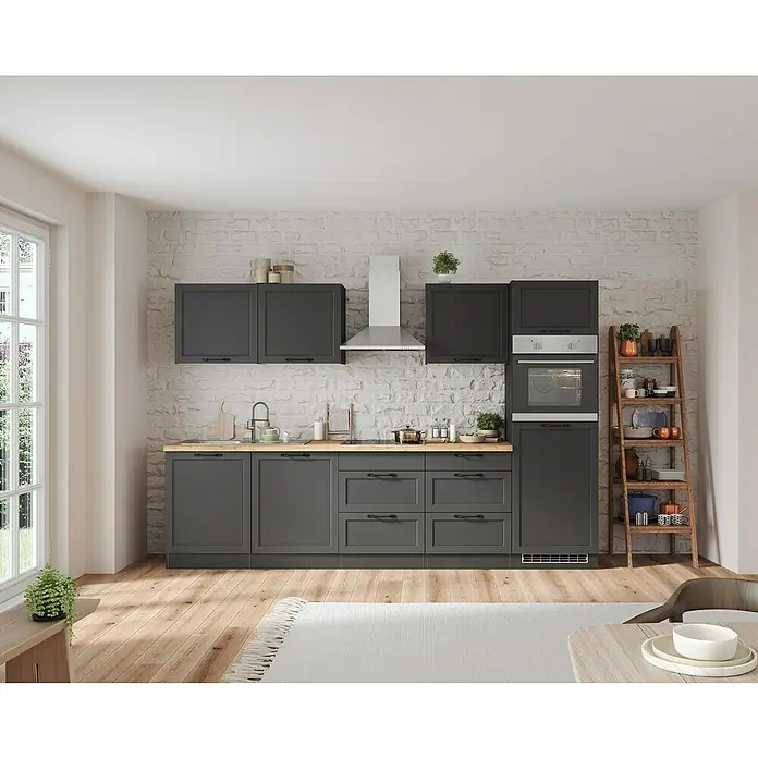Held Möbel Küchenzeile Padua Typ 1 - Breite: 300 cm, Grau, Induktionskochfeld, Mit Elektrogeräten - Graue Küchenschränke und eine Leiterregal mit Geschirr in einer modernen Küche mit Holzboden und weißer Backsteinmauer.