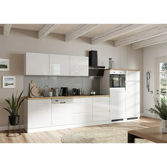 Held Möbel Küchenleerblock Treviso - Breite: 360 cm, Weiß, Dekor Arbeitsplatte: Holzoptik, Ohne Elektrogeräte, Für Einbaukühlschrank - Helle, moderne Küche mit glatten, weißen Schränken, einer hölzernen Arbeitsplatte und einem auffälligen Dunstabzug über dem Kochfeld.