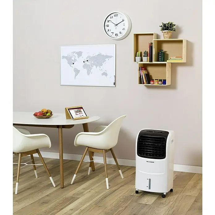 Zeller Present Aufbewahrungsbox - M, L x B x H: 40 x 30 x 15 cm, Nadelholz - Ein weißer Pro Klima Luftkühler steht in einem hellen Raum mit Holzboden, nahe einem Tisch und Stühlen. Er sorgt für angenehme Kühle.