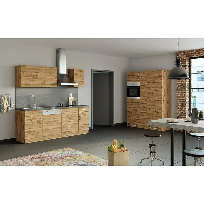Held Möbel Küchenzeile Barolo Typ 8 - Breite: 360 cm, Wotaneiche, Farbe Korpus: Wotaneiche, Mit Elektrogeräten - Moderne Küche mit Holzfronten, grauem Fliesenspiegel und einer Edelstahl-Dunstabzugshaube. Ein Esstisch mit Barhockern ergänzt den Raum.
