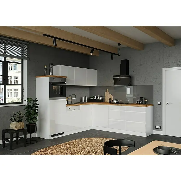 Held Möbel Küchenleerblock Treviso - L x B: 240 x 240 cm, Weiß, Dekor Arbeitsplatte: Holzoptik, Ohne Elektrogeräte - Helle, moderne Küche mit weißen, hochglänzenden Schränken und Holzelementen, die eine einladende Atmosphäre schafft.