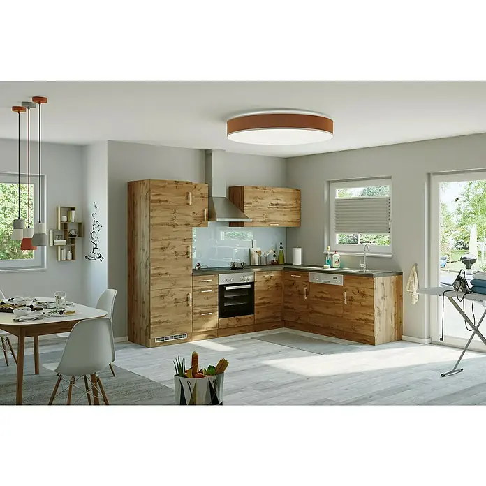 Held Möbel Winkelküche Barolo Typ 7 - B x T: 270 x 210 cm, Farbe Front: Wotaneiche, Wotaneiche, Ohne Elektrogeräte - Helle, moderne Küche mit Holzfronten, Esstisch und Stühlen unter einer dekorativen Hängeleuchte. Viel Stauraum und natürliche Beleuchtung.