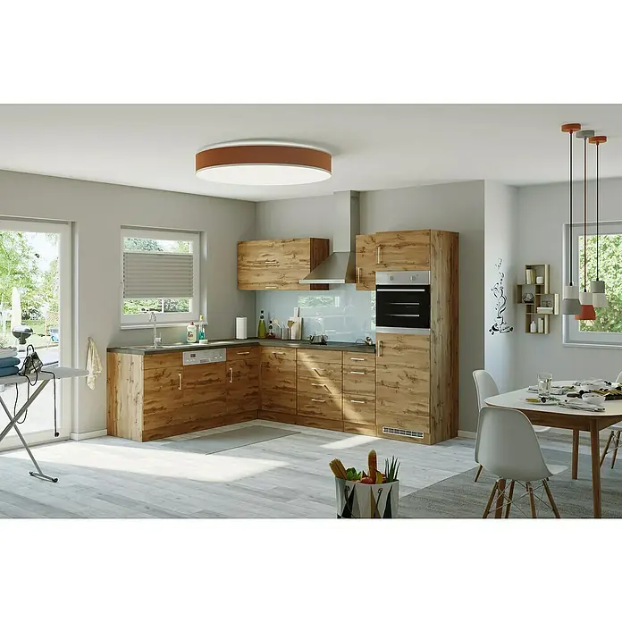 Held Möbel Winkelküche Barolo Typ 8 - B x T: 270 x 210 cm, Wotaneiche, Wotaneiche, Ohne Elektrogeräte - Küchenansicht mit modernen Holzschränken, einer Dunstabzugshaube und einem runden Deckenleuchte, die ein warmes und einladendes Ambiente schaffen.