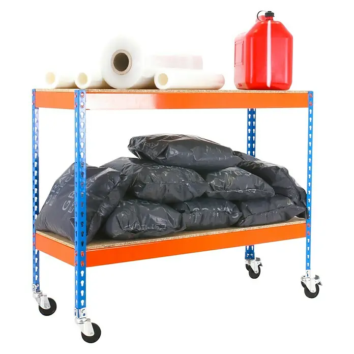Simonrack Simontaller Metallregal Ecoforte Chipboard Mobil - H x B x T: 90 x 150 x 60 cm, Traglast pro Boden: 75 kg, Anzahl Böden: 2 Stk., Stecken, Blau/Orange, Rollen - Produktbild eines rollbaren Lagerregals mit zwei Ebenen, beladen mit Folienrollen, einem roten Kanister und Sandsäcken.