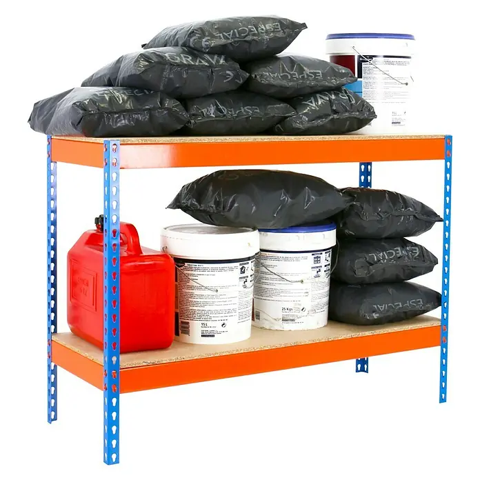 Simonrack Simonforte Schwerlastregal Simonforte Chipboard - H x B x T: 90 x 150 x 60 cm, Traglast pro Boden: 600 kg, Anzahl Böden: 2 Stk., Stecken, Blau/Orange - Ein blau-oranges Regal mit Sandsäcken, Farbeimern und einem roten Benzinkanister, ideal für die Lagerung von Werkstattbedarf.