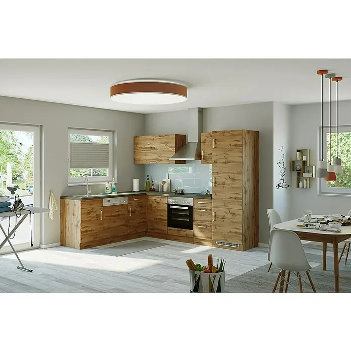 Held Möbel Winkelküche Barolo Typ 7 - B x T: 270 x 210 cm, Farbe Front: Wotaneiche, Wotaneiche, Ohne Elektrogeräte - Helle Küche mit Holzfronten, einem runden Deckenlicht und einem Esstisch mit weißen Stühlen. Praktisch und einladend.
