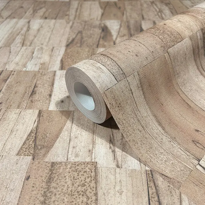 Marburg Struktura Vliestapete Echtholz - Braun, Holzoptik, 10,05 x 0,53 m - Ein Rolle Holzbrett-Tapete liegt auf einer Fläche mit dem gleichen Design. Die Tapete imitiert das Aussehen von Holzbrettern.