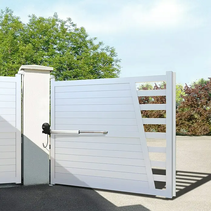 Wismar-NFI Drehtorantrieb Tucan - Geeignet für: Zweiflügelige Drehtore, Max. Torflügelbreite: 2 x 2,5 m - Moderne, weiße Flügeltor-Anlage mit elektrischem Antrieb, die Komfort und Sicherheit für Ihr Zuhause bietet.