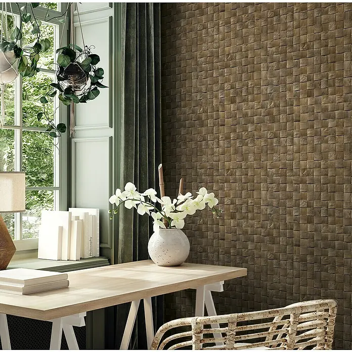 Marburg Struktura Vliestapete 3D-Geflecht - Braun, 3D-Optik, 10,05 x 0,53 m - Eine Nahaufnahme eines raffinierten Arbeitsbereichs mit einem schlichten Holztisch, weißen Orchideen und einer auffälligen Flechtwerk-Akzentwand.