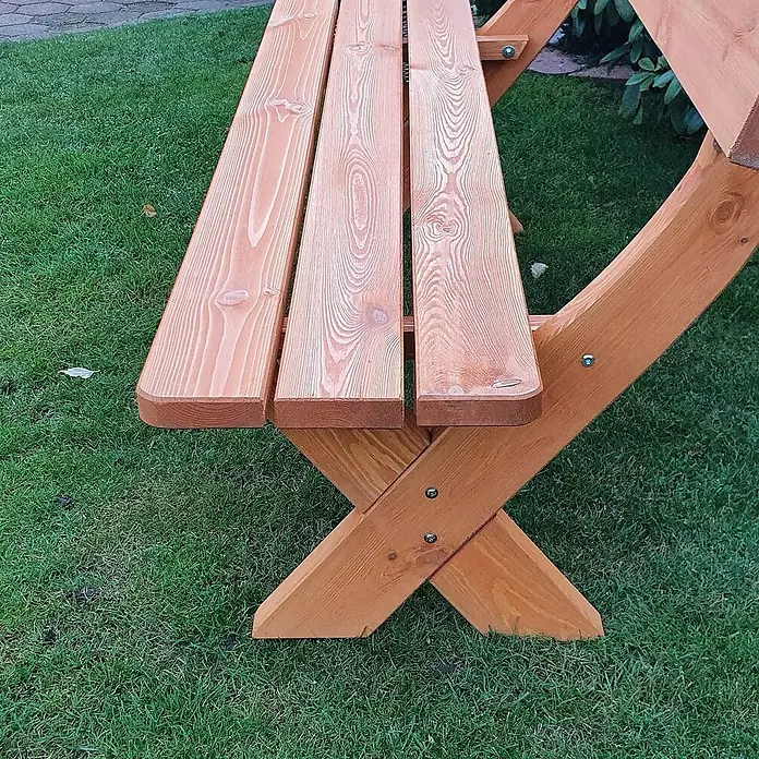Promadino Gartenbank München - B x T x H: 150 x 70 x 90 cm, Nadelholz, Honigbraun - Detailaufnahme einer robusten Holz-Picknickbank im Freien, die Stabilität und rustikalen Charme vereint.