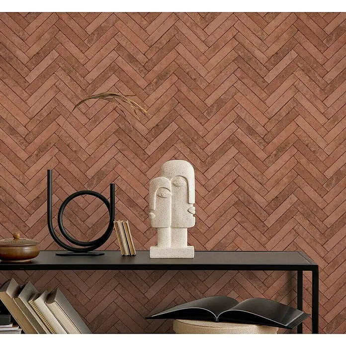 Marburg Struktura Vliestapete Fischgrat - Rot/Braun, Steinoptik, 10,05 x 0,53 m - Nahaufnahme eines eleganten Bücherregals mit dekorativen Elementen, darunter eine moderne Skulptur und Bücher.