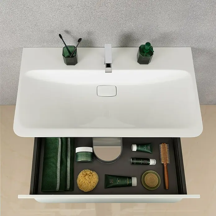 Lanzet M9 Badmöbel-Set M99W2 - 89,2 cm, Weiß - Ein Waschbeckenunterschrank mit geöffneter Schublade, die verschiedene Badezimmerartikel wie Handtücher und Hautpflegeprodukte enthält.