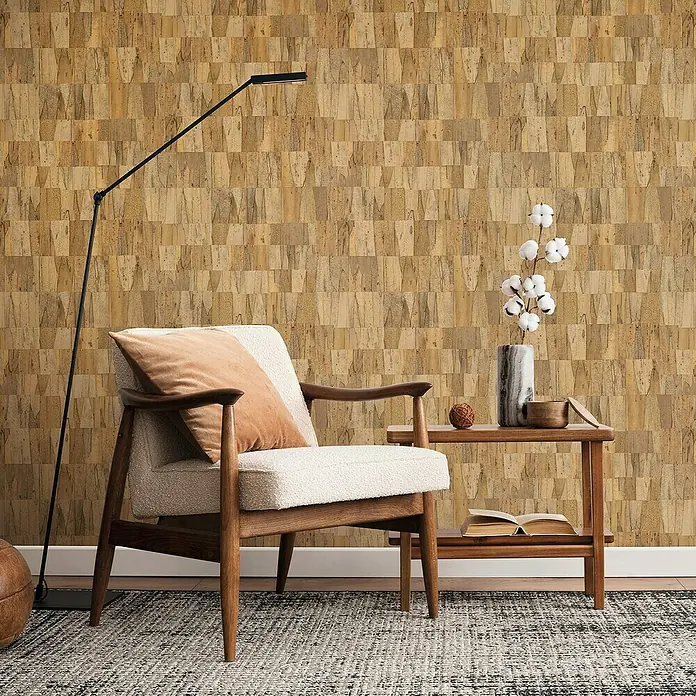Marburg Struktura Vliestapete Echtholz - Beige, Holzoptik, 10,05 x 0,53 m - Einladendes Interieur mit Sessel, Stehlampe und Beistelltisch vor einer strukturierten Korkwand, das ein gemütliches Ambiente schafft.