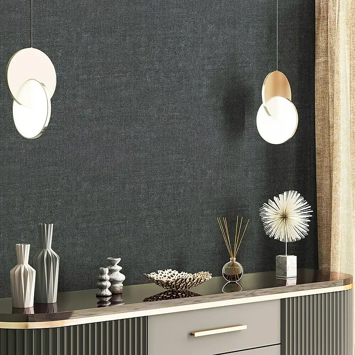 Marburg Struktura Vliestapete Struktur - Anthrazit, Uni, 10,05 x 0,53 m - Elegante Inneneinrichtung mit stilvoller Kommode, dekorativen Vasen und modernen Pendelleuchten, die ein harmonisches Ambiente schaffen.